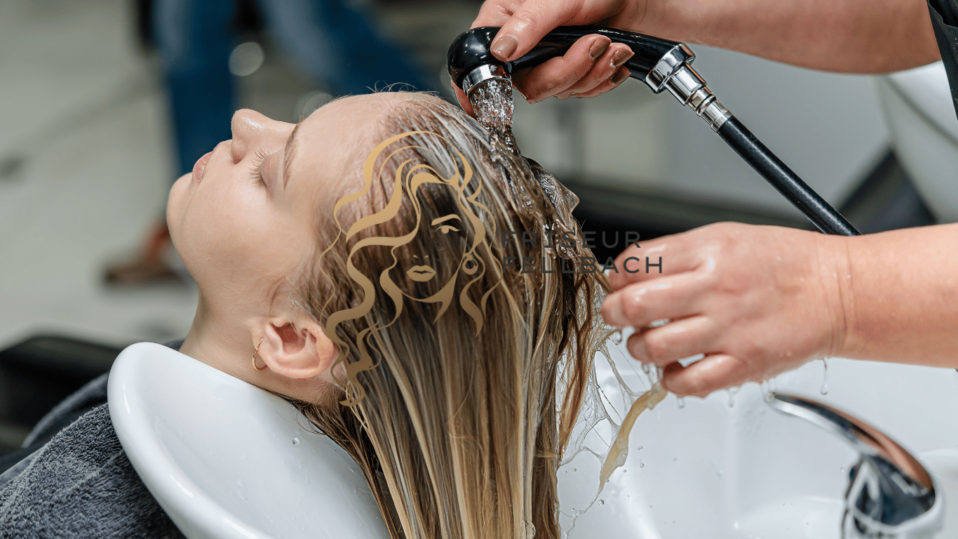 Friseur in Fellbach während eines Haarschnitts